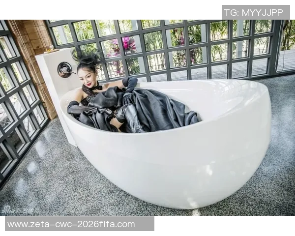 男人装足球宝贝展现青春活力与运动魅力的完美结合